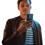 Hombre joven utilizando su teléfono móvil, representando la conexión rápida y más barata de Avanza Fibra