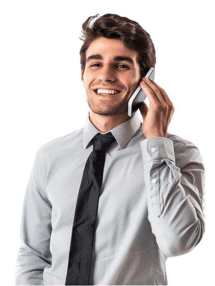 Hombre joven sonriendo mientras habla por teléfono con la línea móvil más barata del mercado, Avanza Fibra
